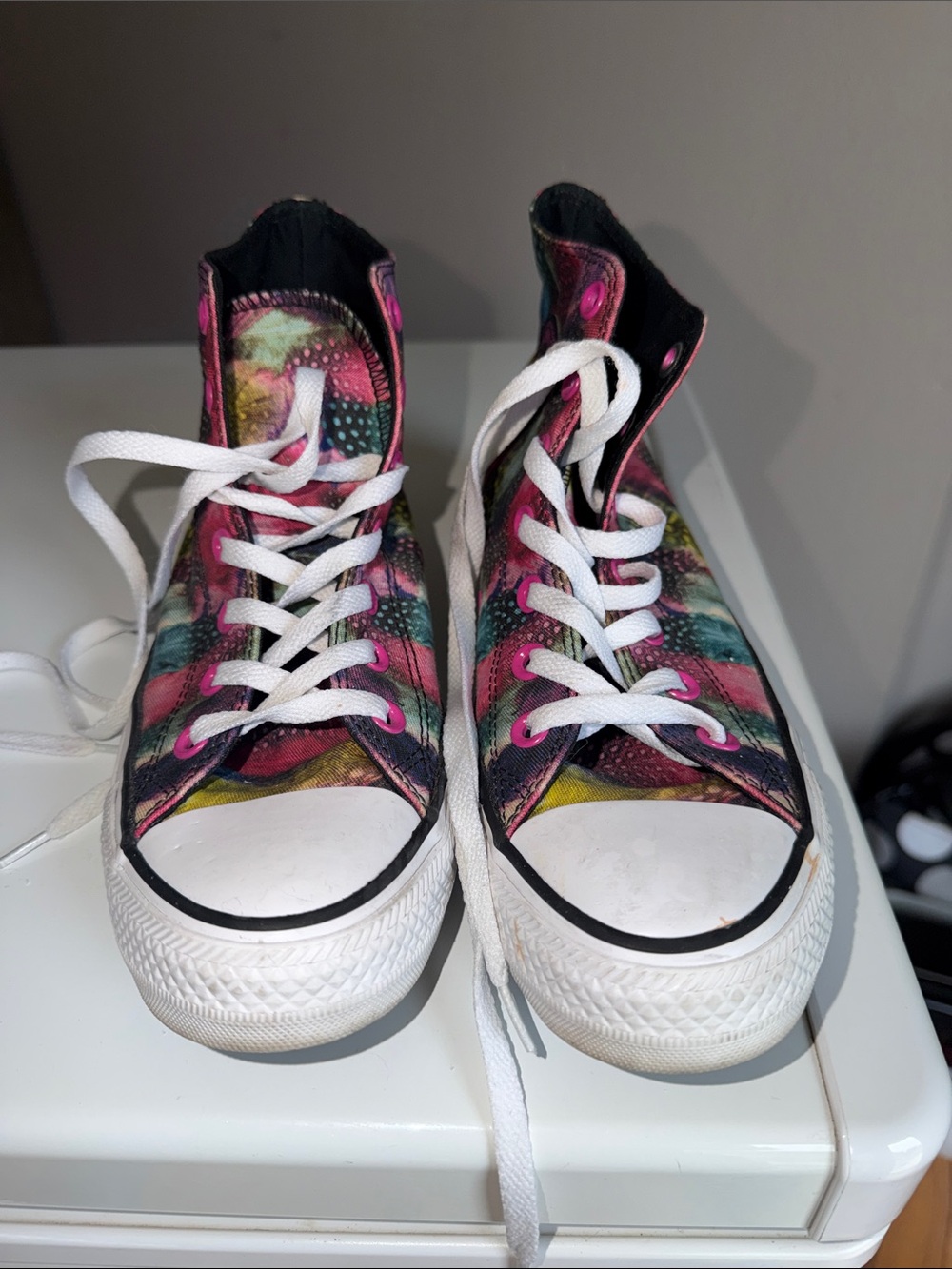 (USED-gently) Women’s Converse High-Top Sneakers multi feather pattern size 8
